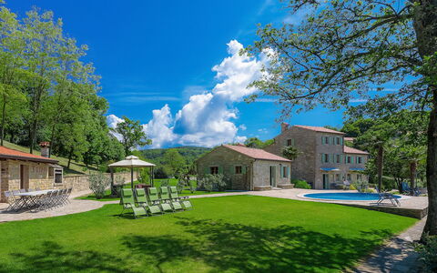 Villa Plac: Propriété, Maison, Domicile, Zone Résidentielle, Vert, Jour, Bâtiment, Ciel, Paysage Naturel, Architecture