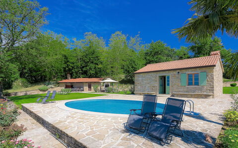 Villa Plac: Plante, Bâtiment, Meubles, Ciel, Bleu, Bleu Azur, Piscine, L'Eau, Arbre, Mobilier De Jardin