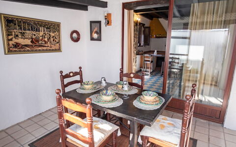 Nina Celi: Propriété, Pièce, Salle À Manger, Meubles, Bâtiment, Immobilier, Maison, Table, Design Intérieur, Table Cuisine Et Salle A Manger