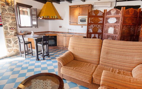 Nina Celi: Pièce, Propriété, Design Intérieur, Meubles, Bâtiment, Maison, Table, Immobilier, Salon, Plafond