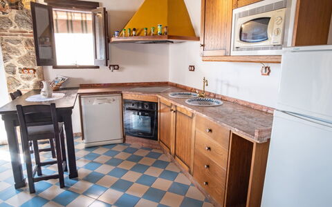 Nina Celi: Propriété, Comptoir, Pièce, Meubles, Cuisine, Cabinetry, Bâtiment, Sol, Maison, Tuile