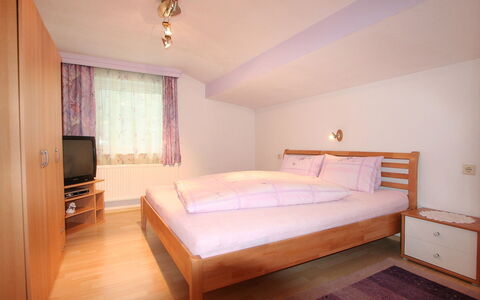 Dias: Chambre, Pièce, Lit, Meubles, Propriété, Drap De Lit, Sol, Matelas, Cadre De Lit, Dur