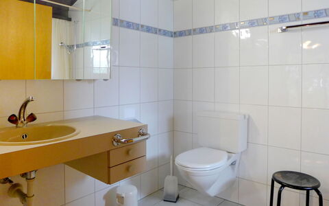 Von Allmen: Miroir, Luminaire Plomberie, Propriété, Bâtiment, Armoire De Toilette, Robinet, Salle De Bains, Violet, Cabinetry, Évier