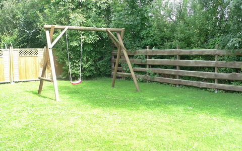 Molenstrasse: Balançoire, Herbe, Arrière-Cour, Cour, Pelouse, Équipement Extérieur Play, Clôture, Lot Terre, Arbre, Terrain De Jeux