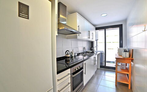 Isleta Marina: Propriété, Pièce, Cuisine, Bâtiment, Meubles, Design Intérieur, Maison, Jaune, Cabinetry, Comptoir