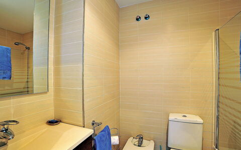 Isleta Marina: Salle De Bains, Pièce, Propriété, Tuile, Mur, Design Intérieur, Sol, Bâtiment, Architecture, Luminaire Plomberie