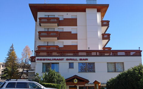 Résidence Christina Apt. 305: Véhicule, Voiture, Propriété, Maison, Architecture, Bâtiment, Immobilier, Appartement, Façade