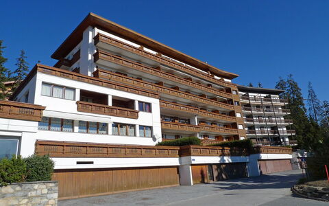 Résidence Christina Apt. 305: Bâtiment, Propriété, Architecture, Zone Résidentielle, Maison, Appartement, Usage Mixte, Façade, Immobilier, Condominium
