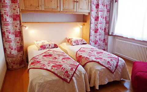 Résidence Christina Apt. 305: Chambre, Lit, Meubles, Pièce, Literie, Drap De Lit, Rideau, Cadre De Lit, Propriété, Design Intérieur