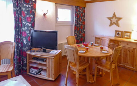Résidence Christina Apt. 305: Table, Meubles, Propriété, Fenêtre, Rideau, Chaise, Bois, Télévision, Design Intérieur, Salon