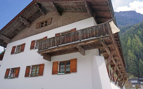 Mühlbach: Ciel, Bâtiment, Fenêtre, Nuage, Arbre, Bois, Plante, Montagne, Maison
