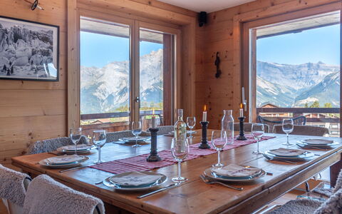 Nendaz 421: Table, Vaisselle, Meubles, Propriété, Verres À Pied, Vaisselle, Assiette, Nappe De Table, Design Intérieur, Textile