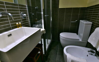 Tipo C 130.10: Robinet, Luminaire Plomberie, Baignoire, Salle De Bains, Évier, Lavabo, Violet, Design Intérieur, Architecture