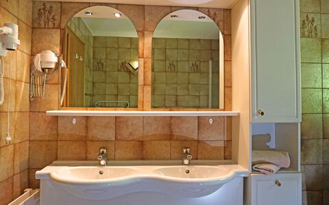 Erika: Miroir, Marron, Robinet, Luminaire Plomberie, Évier, Lavabo, Propriété, Salle De Bains, Armoire De Toilette, Bois