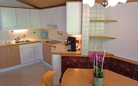 Erika: Meubles, Table, Propriété, Cabinetry, Plante, Évier, Evier, Comptoir, Chaise, Pot De Fleur