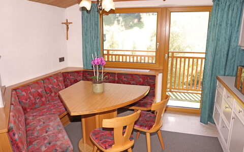 Erika: Table, Meubles, Fleur, Propriété, Plante, Fenêtre, Bois, Cabinetry, Design Intérieur, Plante D'Appartement