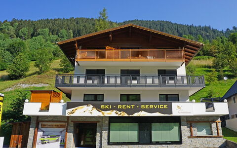 Erika: Bâtiment, Propriété, Fenêtre, Ciel, Plante, Arbre, Façade, Loisir, Toit