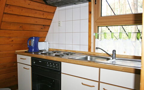 Arendsee 100: Cuisine, Comptoir, Pièce, Cabinetry, Propriété, Meubles, Cuisinière, Tuile, Gaz Poele, Design Intérieur
