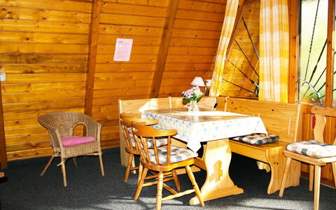Arendsee 100: Pièce, Meubles, Table, Propriété, Design Intérieur, Jaune, Bâtiment, Maison, Chaise, Salle À Manger