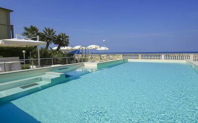 San Vincenzo 200: L'Eau, Ciel, Piscine, Bleu Azur, Bâtiment, Plante, Ombre, Composite, Rectangle