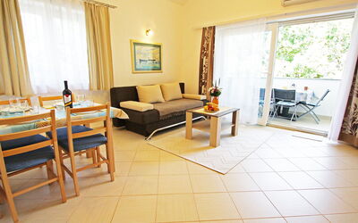 Vila M 300.1: Pièce, Propriété, Meubles, Design Intérieur, Sol, Bâtiment, Immobilier, Jaune, Salon, Maison