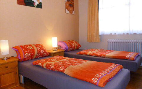 Landhaus Weisser: Chambre, Lit, Meubles, Drap De Lit, Pièce, Orange, Literie, Propriété, Design Intérieur, Cadre De Lit