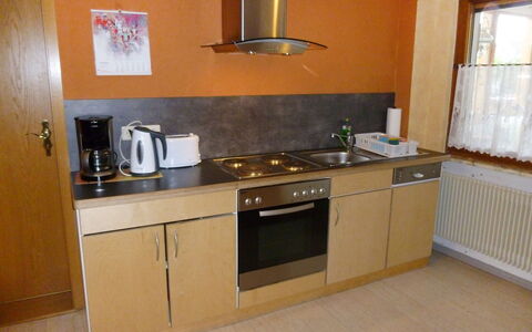 Landhaus Weisser: Propriété, Pièce, Cuisine, Cuisinière, Comptoir, Meubles, Cabinetry, Principaux Appliance, Bâtiment, Sol