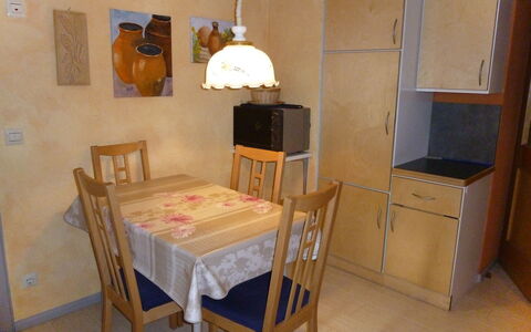 Landhaus Weisser: Pièce, Meubles, Propriété, Lit, Bâtiment, Sol, Design Intérieur, Maison, Table, Chambre