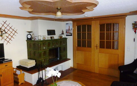 Landhaus Weisser: Pièce, Meubles, Propriété, Plafond, Bâtiment, Design Intérieur, Salon, Maison, Mécanique Fan, Ventilateur De Plafond