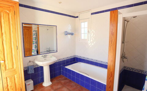 Villa Caleta: Pièce, Propriété, Salle De Bains, Sol, Bâtiment, Maison, Design Intérieur, Immobilier, Architecture, Tuile