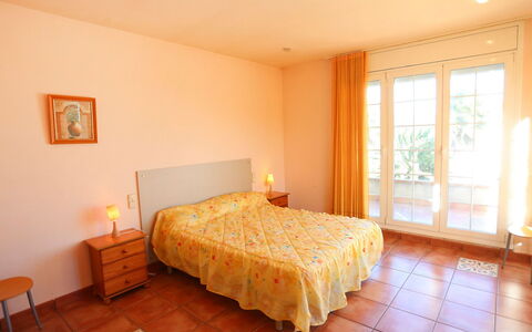 Villa Caleta: Chambre, Pièce, Propriété, Lit, Meubles, Sol, Drap De Lit, Immobilier, Design Intérieur, Plafond