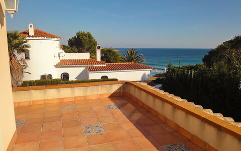 Villa Caleta: Propriété, Bâtiment, Sol, Immobilier, Maison, Villa, Pièce, Balcon, Toit, Biens