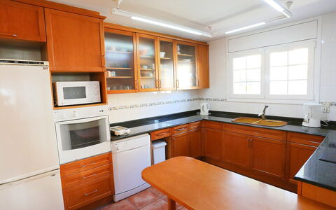 Villa Caleta: Comptoir, Pièce, Propriété, Cabinetry, Cuisine, Meubles, Bâtiment, Orange, Design Intérieur, Cuisinière