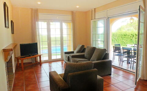 Villa Caleta: Pièce, Propriété, Salon, Meubles, Bâtiment, Sol, Design Intérieur, Maison, Immobilier, Parquet