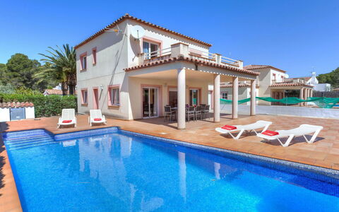 Villa Cala Nova a: L'Eau, Ciel, Propriété, Piscine, Plante, Bâtiment, Ombre, Mobilier De Jardin, Balancelle, Chaise