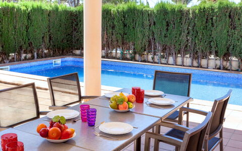 Villa Cala Nova a: L'Eau, Table, Plante, Meubles, Propriété, Vaisselle, Chaise, Bleu Azur, Piscine, Fleur