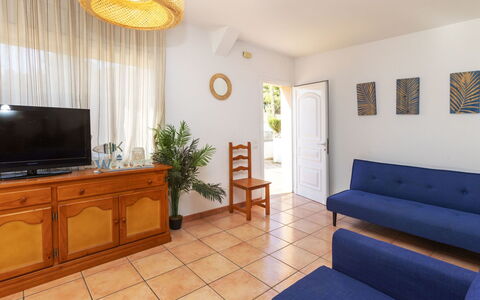 Villa Cala Nova a: Propriété, Meubles, Cabinetry, Comptoir, Plante, Bâtiment, Éclairage, Bois, Design Intérieur, Confort