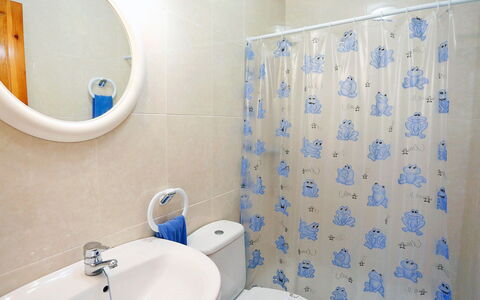 Villa Llobeta: Salle De Bains, Pièce, Propriété, Mur, Accessoire Salle De Bain, Tuile, Luminaire Plomberie, Design Intérieur, Céramique, Immobilier