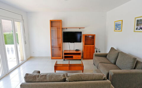 Villa Llobeta: Pièce, Salon, Propriété, Meubles, Design Intérieur, Maison, Orange, Bâtiment, Domicile, Jaune