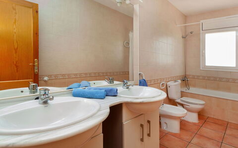 Villa Alguer: Miroir, Robinet, Luminaire Plomberie, Évier, Armoire De Toilette, Lavabo, Propriété, Salle De Bains, Violet, Design Intérieur