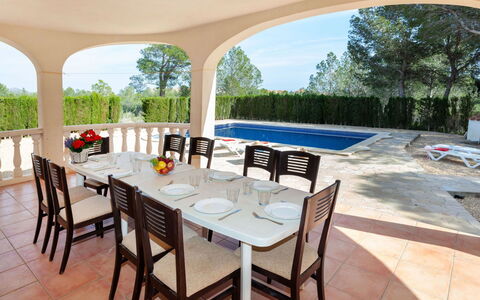 Villa Alguer: Table, Meubles, Propriété, Chaise, Plante, Ciel, Ombre, Mobilier De Jardin, Arbre, L'Eau