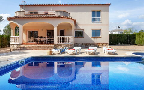 Villa Alguer: L'Eau, Ciel, Propriété, Bâtiment, Bleu Azur, Piscine, Plante, Arbre, Plan D'Eau, Loisir