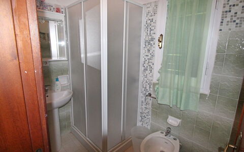 Cristina: Propriété, Pièce, Salle De Bains, Architecture, Luminaire Plomberie, Tuile, Toilette, Design Intérieur, Immobilier, Verre