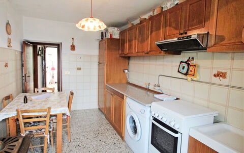 Cristina: Propriété, Pièce, Cuisine, Meubles, Bâtiment, Comptoir, Maison, Cabinetry, Immobilier, Sol