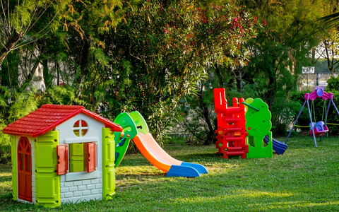 Cecina 250: Plante, Vert, Arbre, Bâtiment, Lot Terre, Herbe, Loisirs De Plein Air, Équipement Extérieur Play, Suppression Des Plantes Ligneuses, Loisir