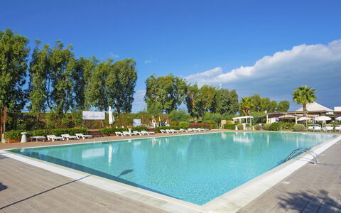 Cecina 250: L'Eau, Ciel, Nuage, Piscine, Bleu Azur, Rectangle, Ombre, Arbre, Mobilier De Jardin, Composite