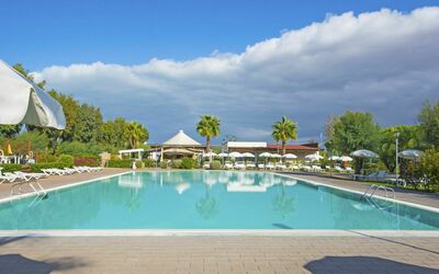 Cecina 250: L'Eau, Ciel, Nuage, Plante, Piscine, Bleu Azur, Arbre, Ombre, Arecales, Loisir