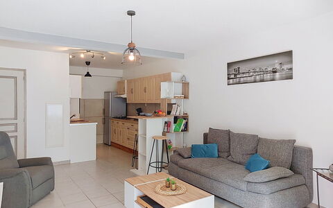 Terrasses de la Mer: Meubles, Design Intérieur, Sol, Sol, Canapé, Pièce, Bois, Plafond, Salon, Appartement