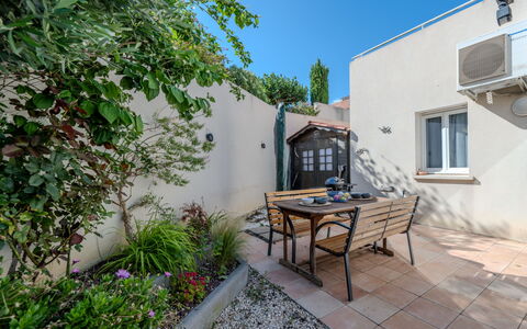 Terrasses de la Mer: Plante, Bâtiment, Fenêtre, Table, Fleur, Ciel, Surface De La Route, Architecture, Mobilier De Jardin, Arbre