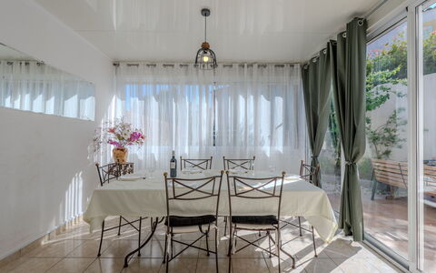 Terrasses de la Mer: Propriété, Table, Meubles, Décoration, Chaise, Éclairage, Design Intérieur, Bâtiment, Fenêtre, Ombre